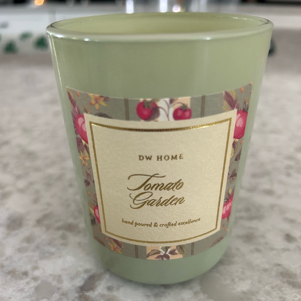 “New” DW Home Tomato Garden Candle 7.6 oz w/ matching box